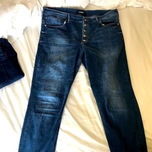 Express High Rise Jeans. Ankle length with frayed hemline.